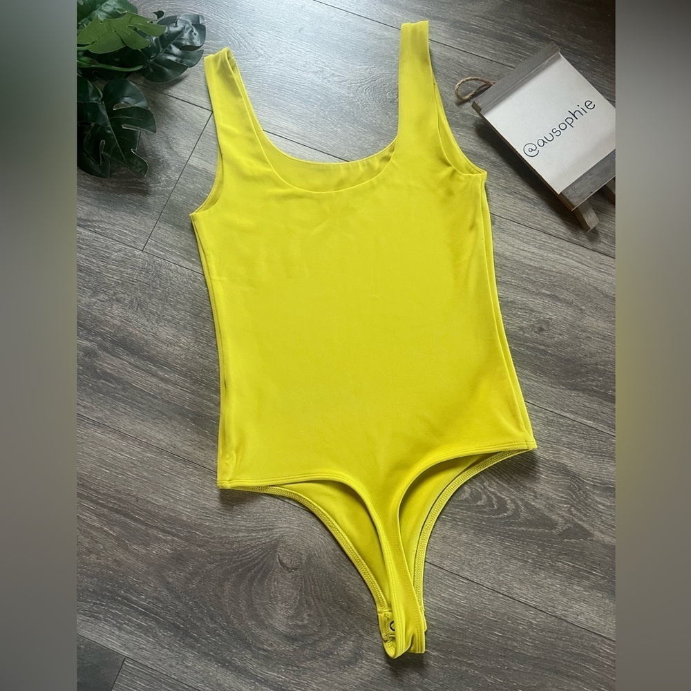 Express Body Contour Scoop Neck Bodysuit in Lemon Lime. Size XS - Picture 7 of 13